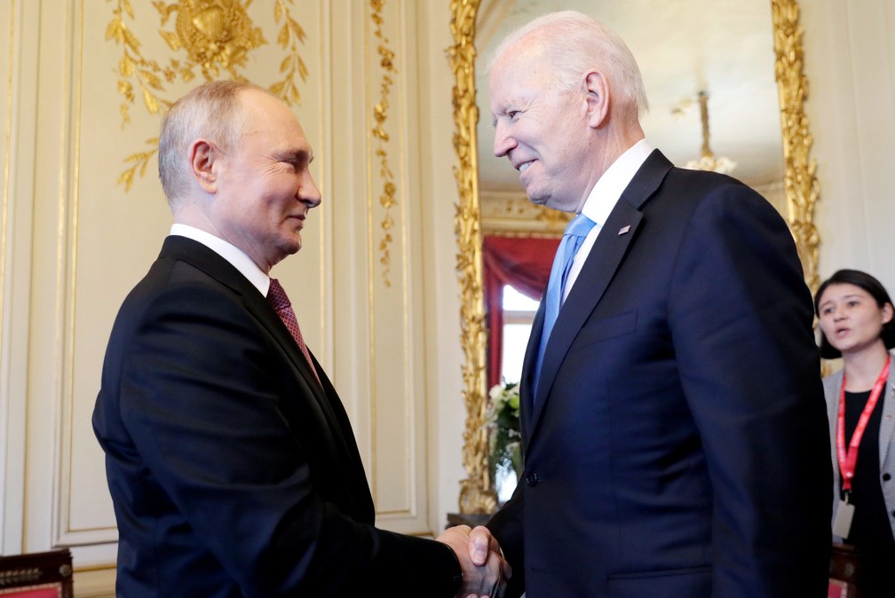 O presidente da Rússia, Vladimir Putin, e o presidente dos Estados Unidos, Joe Biden, trocaram aperto de mãos antes da reunião em Villa la Grange, em Genebra, na Suíça, em 16 de junho de 2021 — Foto: Mikhail Metzel/Sputnik/Pool via Reuters