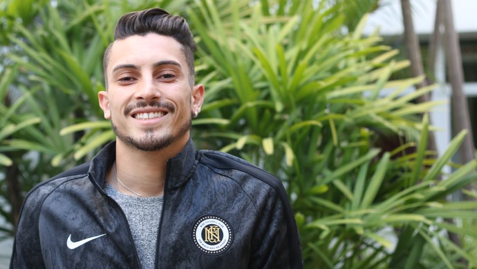 Futuro incerto, colegas dos games e boa fase: vida de Alex Telles na Europa