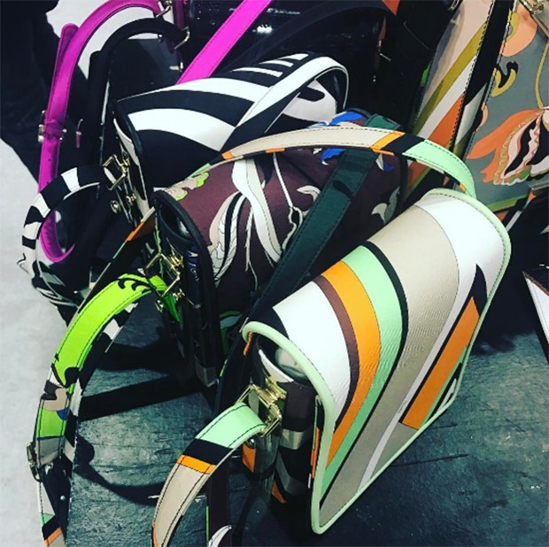 Vivid bags from Pucci (Foto: @suzymenkesvogue)