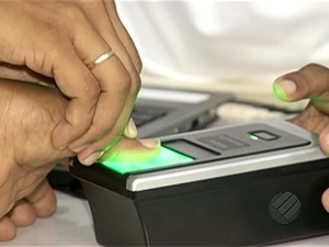 Eleitores fazem cadastramento biometrico em Parauapebas (Foto: Reprodução/TV Liberal)