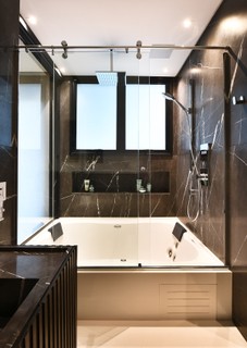 No projeto dos arquitetos Luis Café e Vivian Contri, louças e metais dos banheiros são da Interbagno. O boxe da banheira, os espelhos e o guarda-corpo são da Vidros Quitauna