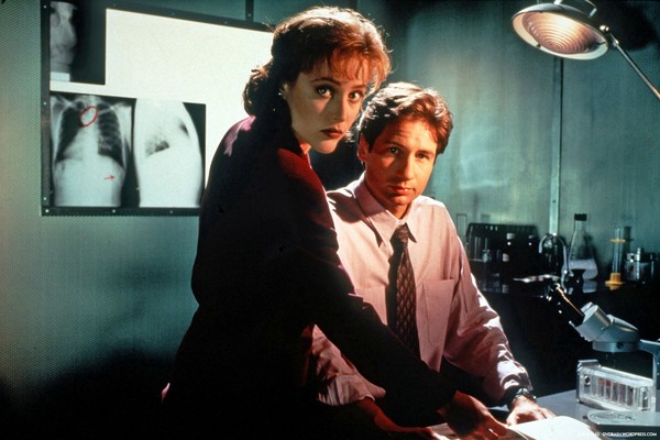 David Duchovny e Gillian Anderson em cena na série Arquivo X (Foto: Divulgação)