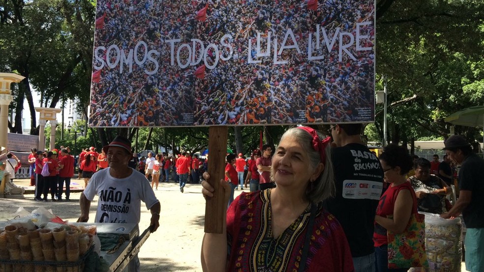 Integrantes de ato do Dia do Trabalhador no Recife tambÃ©m defendem a liberdade do ex-presidente Lula (Foto: Luna Markman/TV Globo)