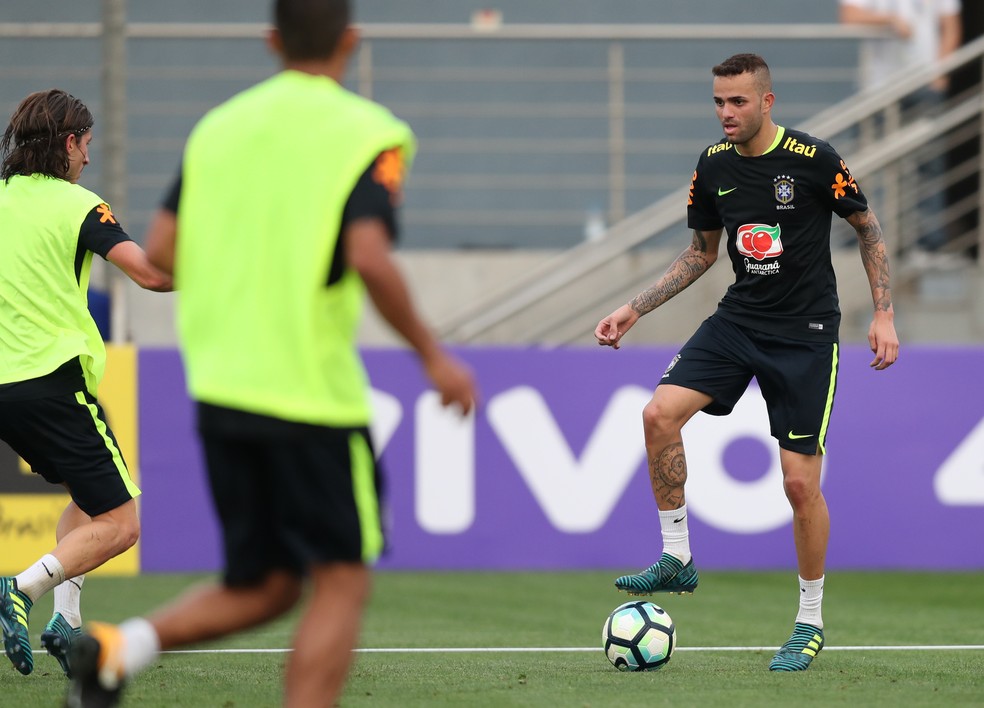 Luan encara marcação em treino da seleção brasileira (Foto: Lucas Figueiredo / CBF)