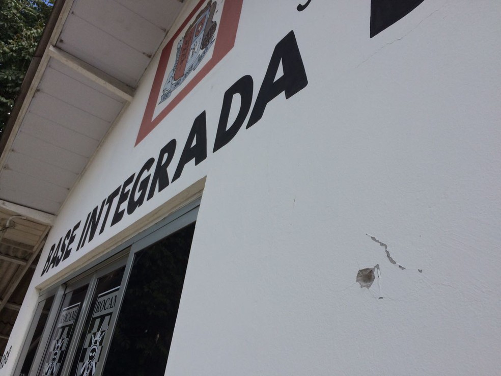 Base da PM na Colônia Santana, em São José, foi alvo de tiros (Foto: Thomas Braga/RBS TV)