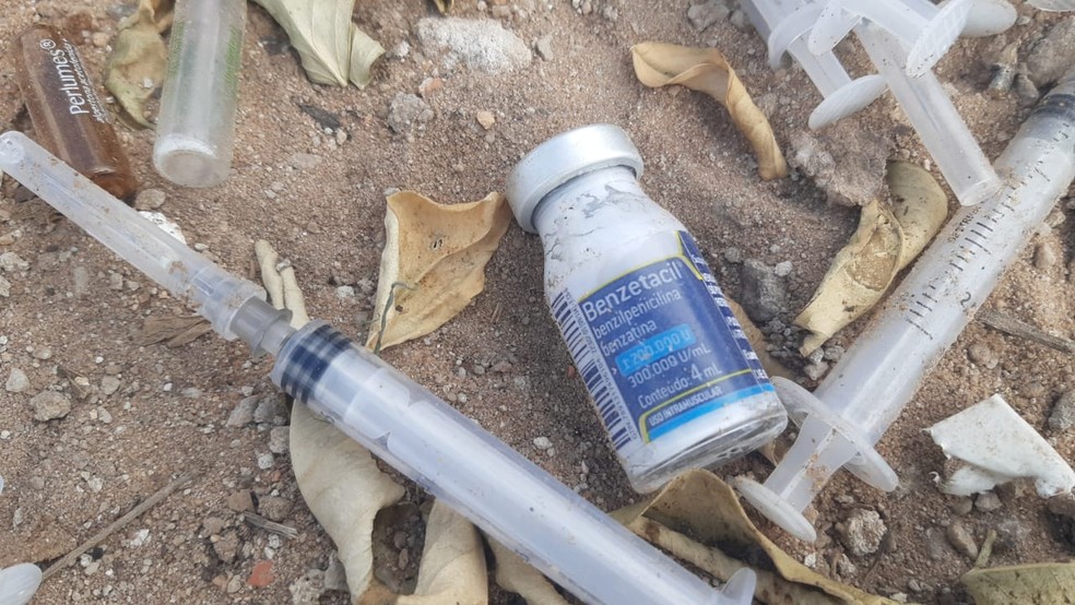 Frascos de ampola dos medicamentos também estavam no meio do material — Foto: Sérgio Henrique Santos/Inter TV Cabugi