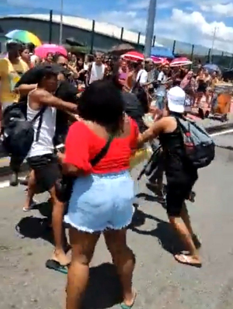 Fãs trocam tapas na fila para a compra de ingressos para o show do RBD no Rio de Janeiro — Foto: Reprodução/ Redes sociais