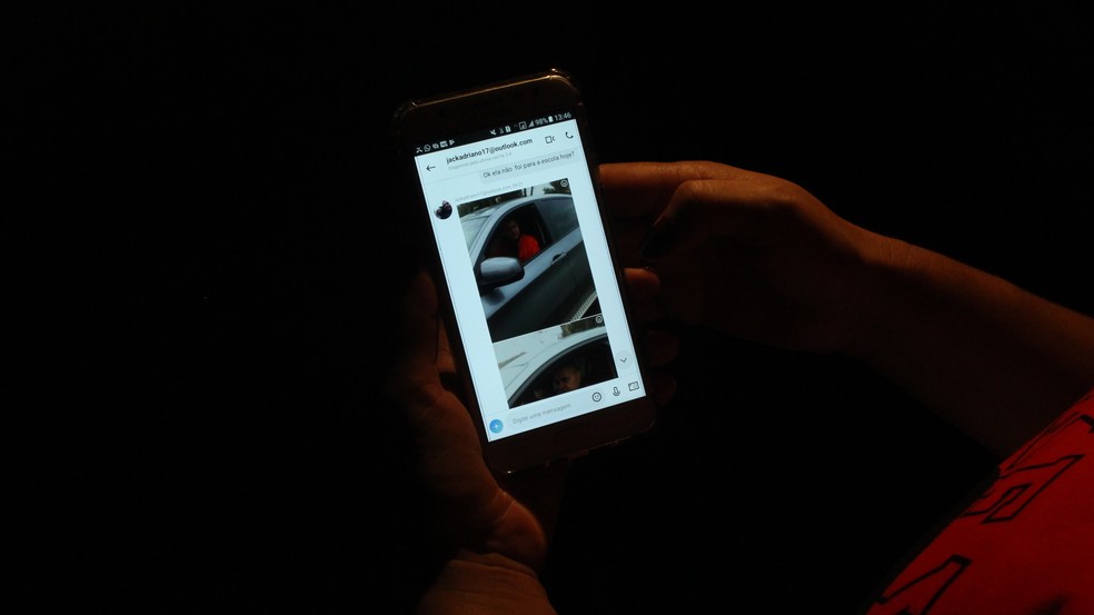 Fotos eram enviadas à viúva quase todos os dias (Foto: Carlos Dias/G1)