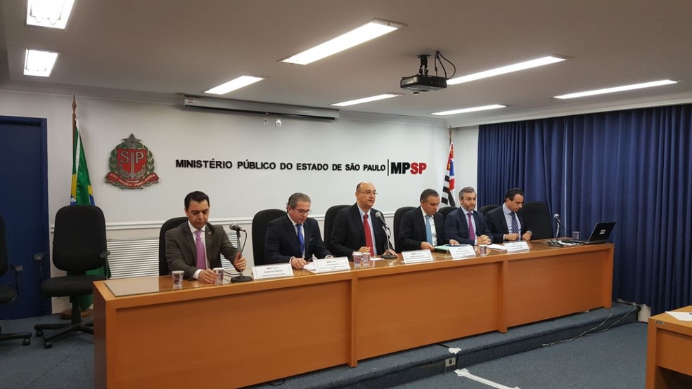 Secretário de Justiça de SP, Anderson Pomini (à esquerda), com promotores e o Procurador-Geral de Justiça, Gianpaolo Poggio Smanio (Foto: Walace Lara/TV Globo)