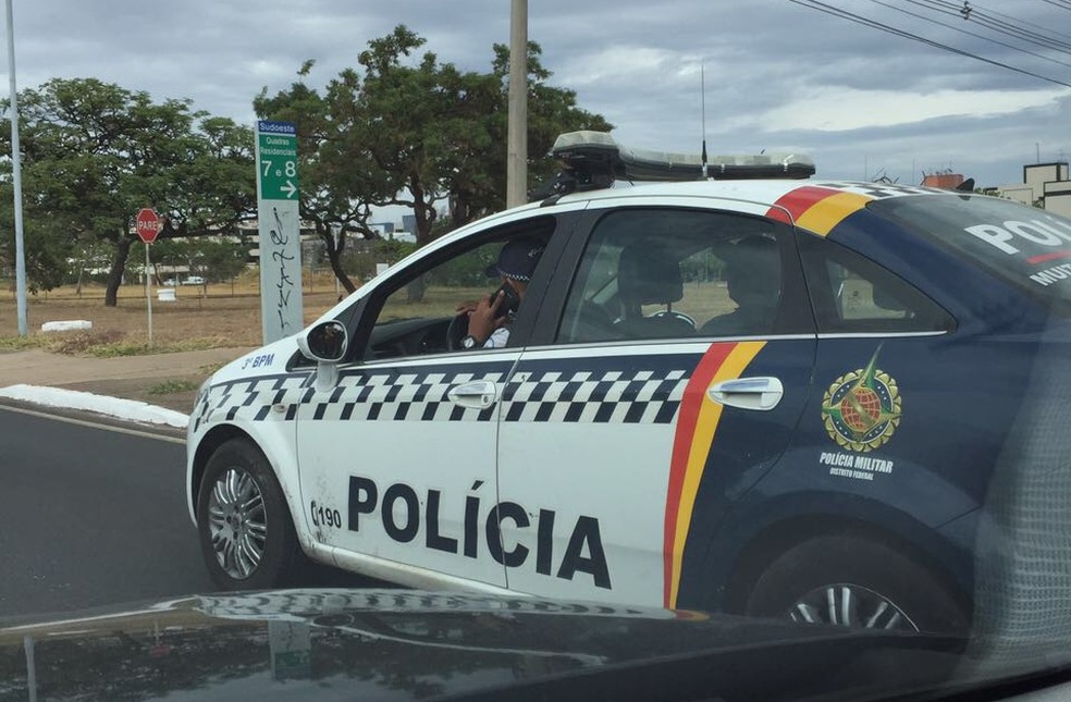 Policial militar do DF é flagrado usando celular dirigindo carro oficial (Foto: Internauta/Arquivo pessoal)
