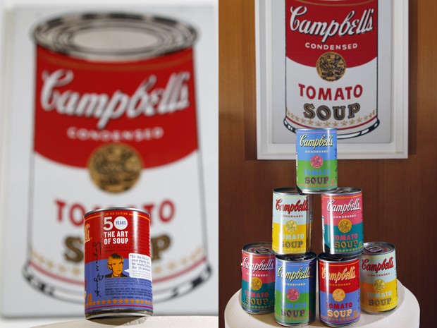 Embalagens de sopa Campbell em homenagem a Andy Warhol (Foto: AP/Mel Evans)