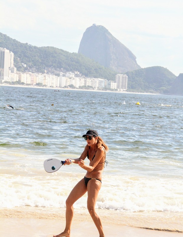 Fernanda Venturini joga frescobol em praia do Rio (Foto: Daniel Delmiro/AgNews)