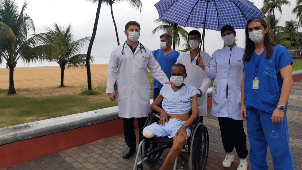 Seu Jarbas foi visitar a praia acompanhado da equipe de saúde do HULW — Foto: UCS-HULW-UFPB/Divulgação