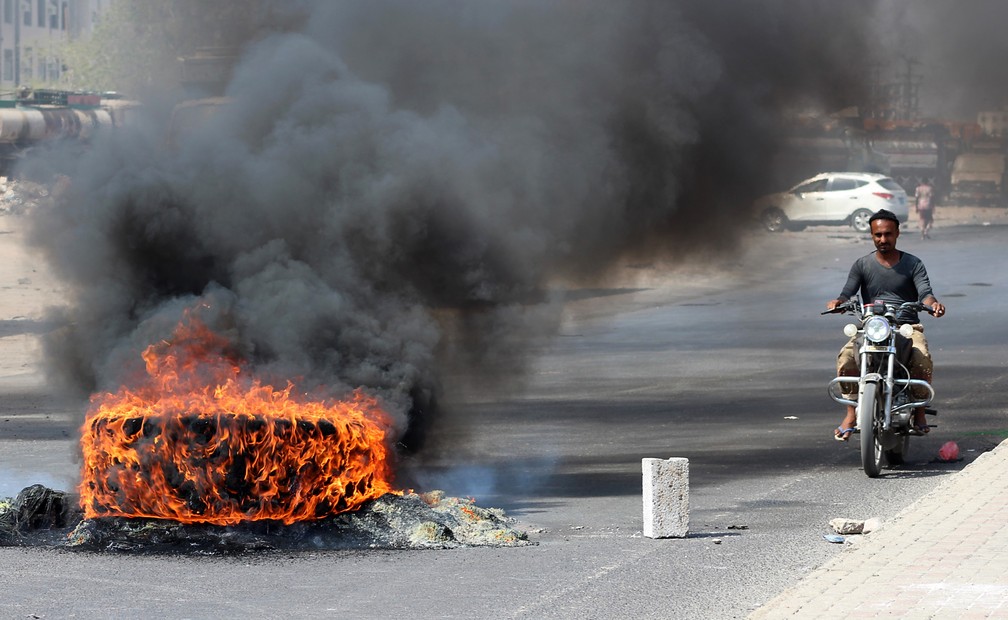 Protestos contra o governo no Iêmen — Foto: Saleh Al-OBEIDI / AFP