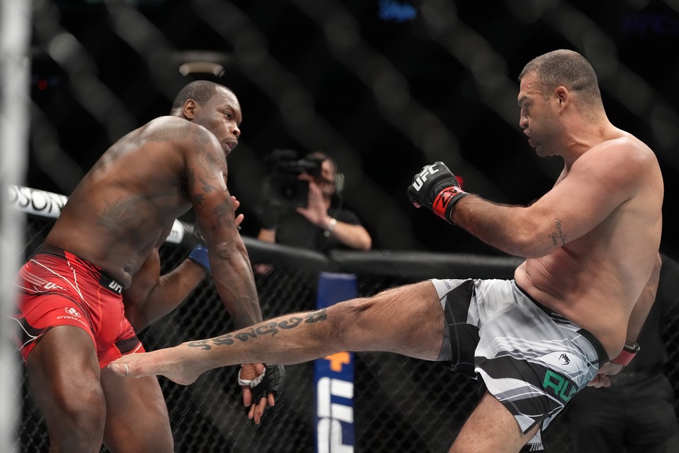 Maurício Shogun (dir.) acerta chute baixo em Ovince St. Preux (esq.) no UFC 274 — Foto: Getty Images