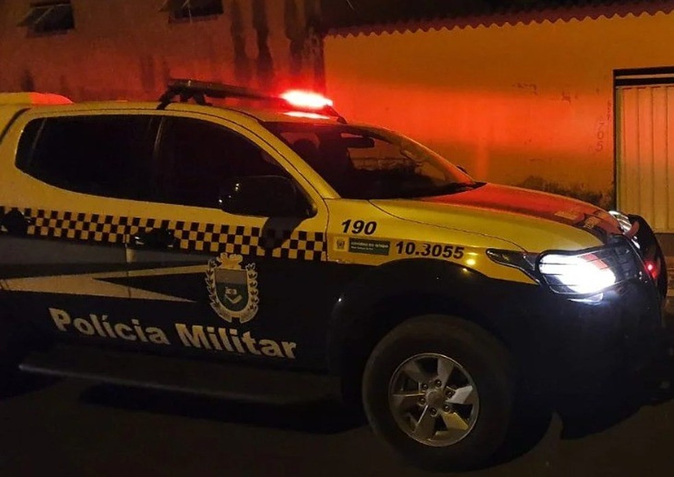 Polícia acompanhou o homem durante retirada de pertences. — Foto: Reprodução/PoliciaCivil