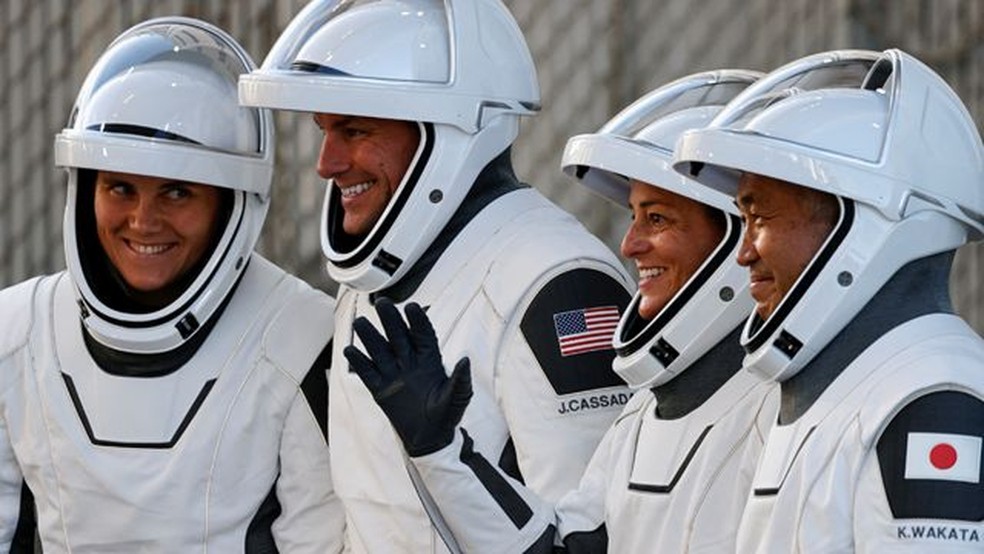 A missão Crew-5 é composta por quatro astronautas de três nações: Anna Kikina, Josh Cassada, Nicole Mann e Koichi Wakata (da esquerda para a direita).  — Foto: Reuters via BBC