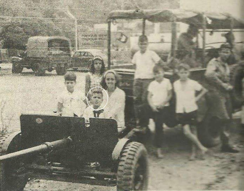 Na foto, Ricardo Rêgo aparece sentado em um dos carros militares no dia 1º de abril de 1964, em Areal  — Foto: Secretaria de Educação e Cultura de Areal / Divulgação