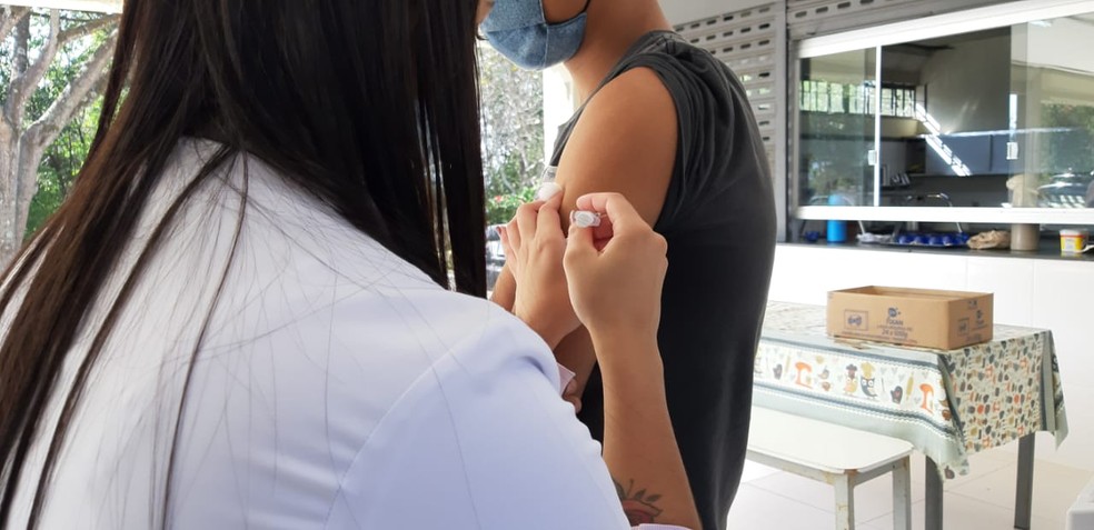 Vacinação de adolescentes de 12 a 14 anos começou em Betim, na Grande BH, mesmo não sendo esta a prioridade neste momento, segundo o Ministério da Saúde — Foto: Tiago Philip / Divulgação