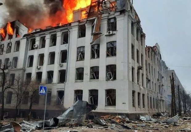 Danos na Universidade Nacional de Kharkiv, na Ucrânia. A Rússia nega ter cometido crimes de guerra (Foto: State Emergency of Ukraine via BBC News)