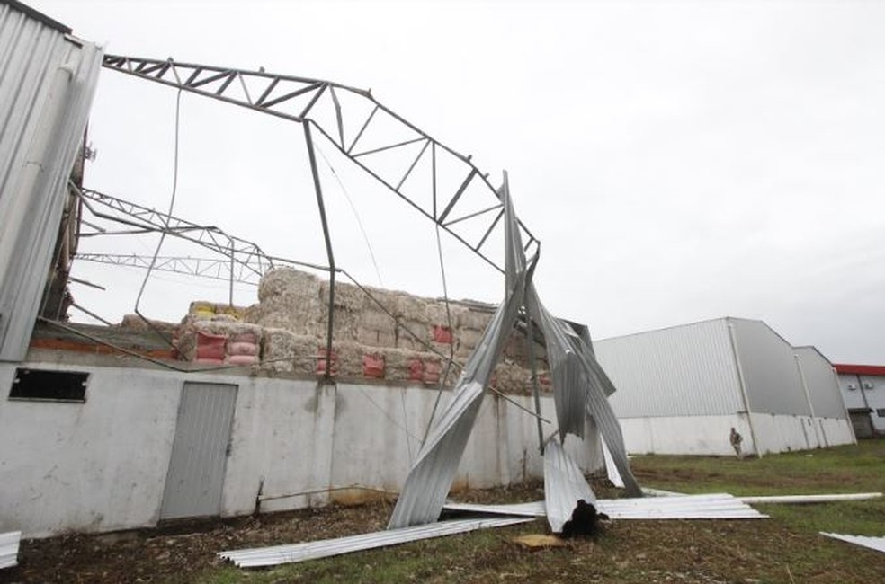 Galpão destruído em Timbó — Foto: Patrick Rodrigues/ NSC