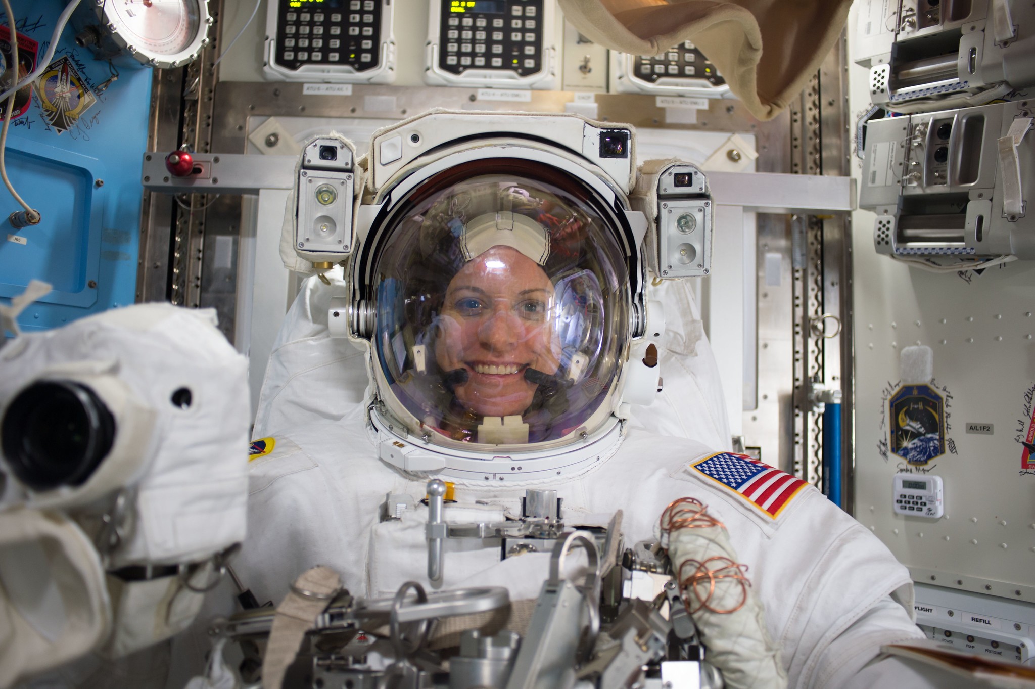 Kate Rubins em seu traje espacial (Foto: NASA)