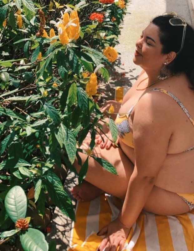 Fabiana Karla se bronzeia no quintal de casa (Foto: Reprodução/Instagram)