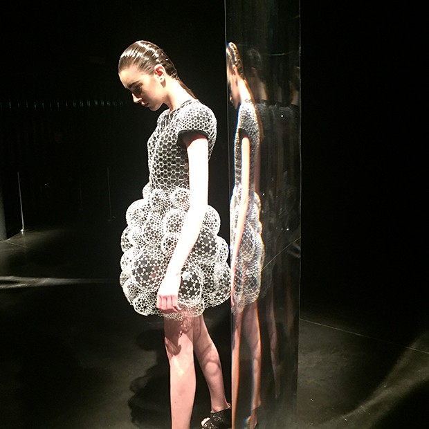 A futuristic look from Iris van Herpen's A/W 2016-17 collection (Foto: @SuzyMenkesVogue)