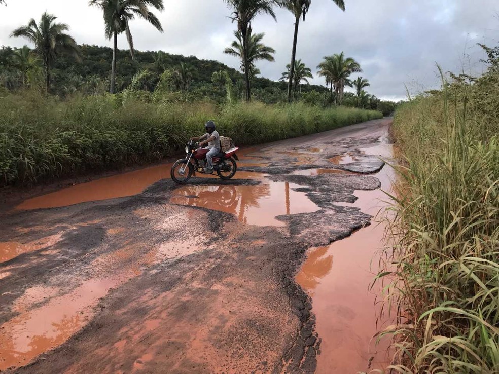 Buracos causados pelas chuvas têm aumentado os riscos de colisão entre veículos.  (Foto: Divulgação/MP-PI)