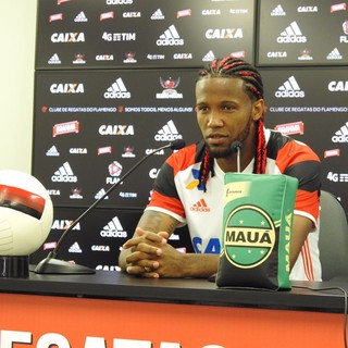 Vazgner Love? De tranças com as cores do Fla, zagueiro mira idolatria