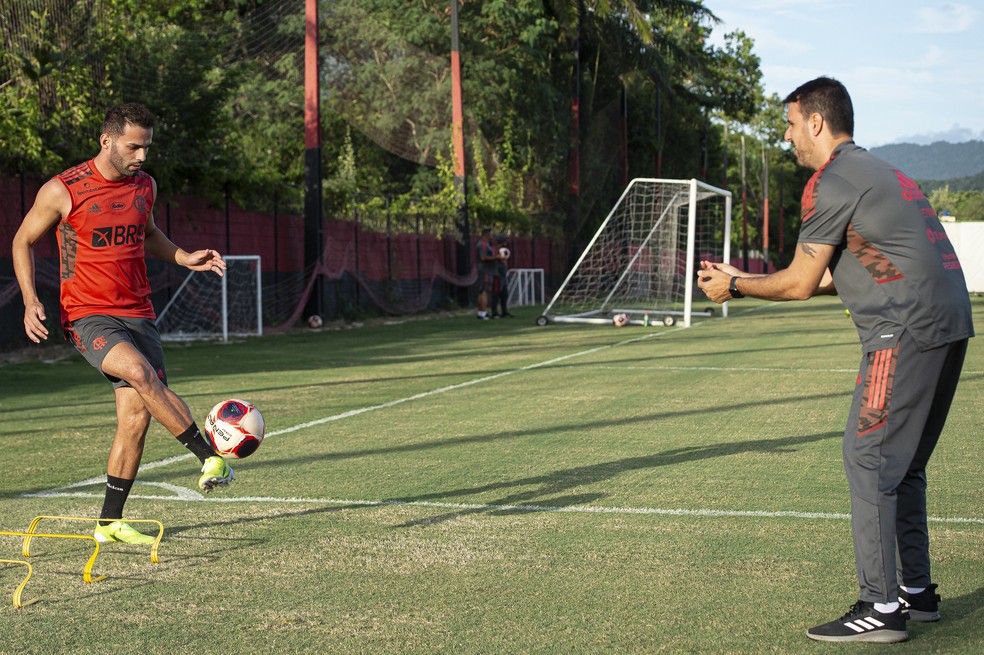 Thiago Maia faz atividade no campo acompanhado pelo fisioterapeuta Marcio Puglia &mdash; Foto: Alexandre Vidal / Flamengo