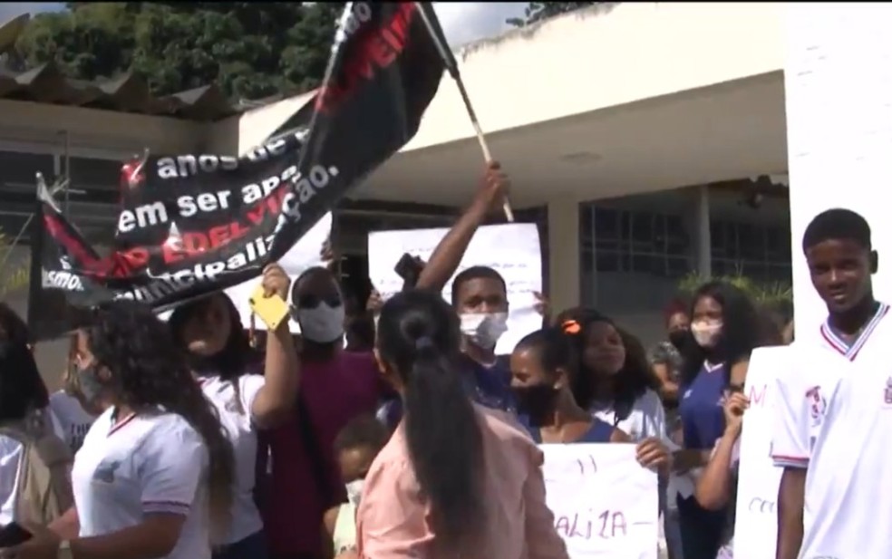 Grupo protesta contra municipalização de escolas estaduais em Feira de Santana — Foto: Reprodução/TV Subaé
