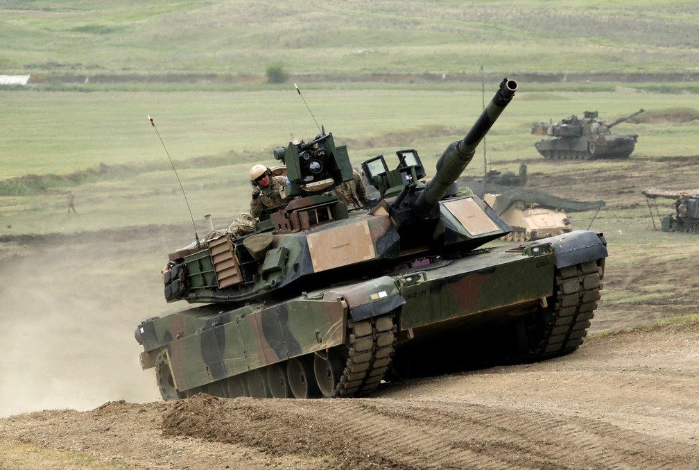 O tanque Abrams M1A2 é visto em operação durante um exercício militar liderado pelos EUA na Geórgia em 18 de maio de 2016 — Foto: REUTERS/David Mdzinarishvili