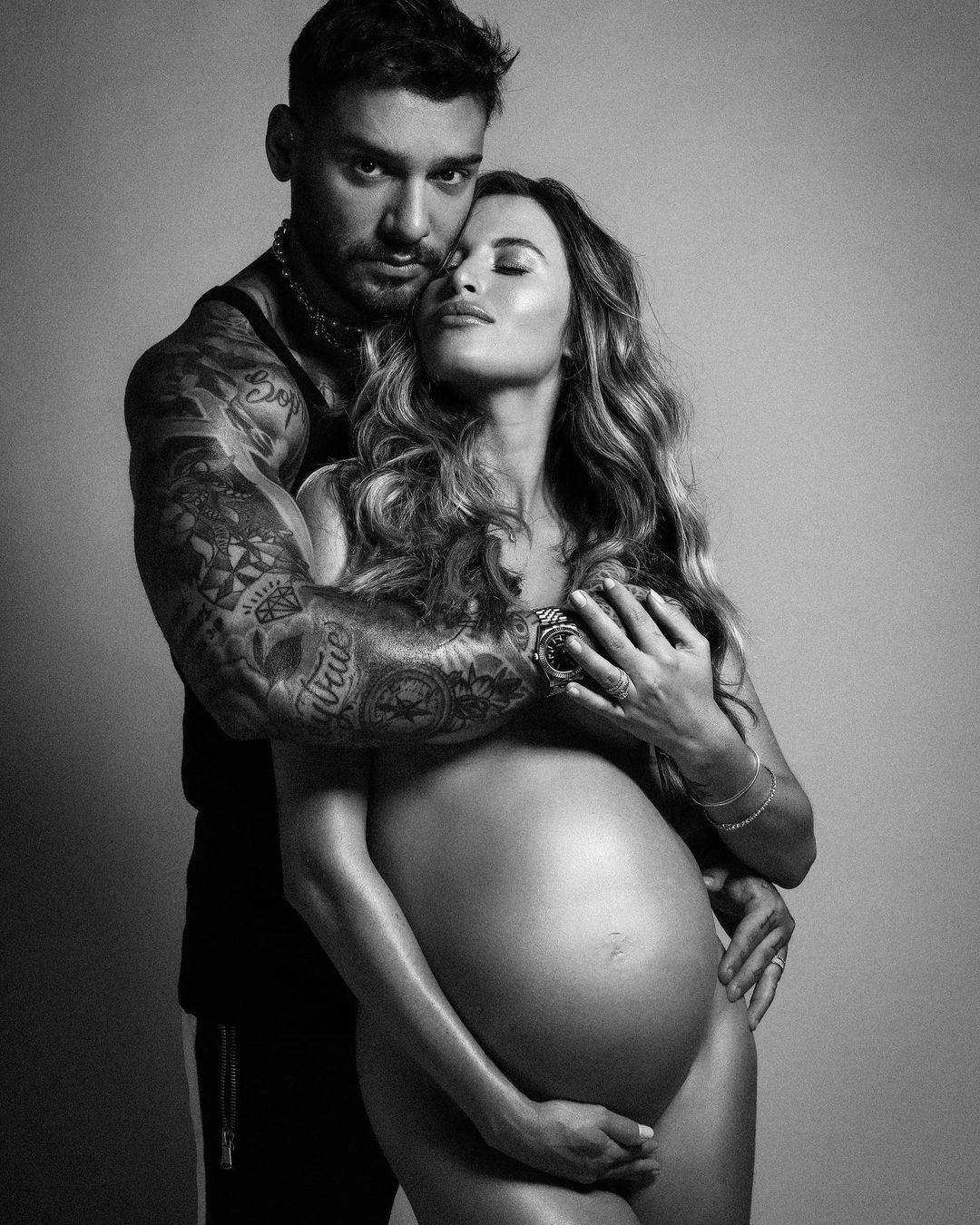 Na reta final da gravidez, Lorena Carvalho posa nua com Lucas Lucco