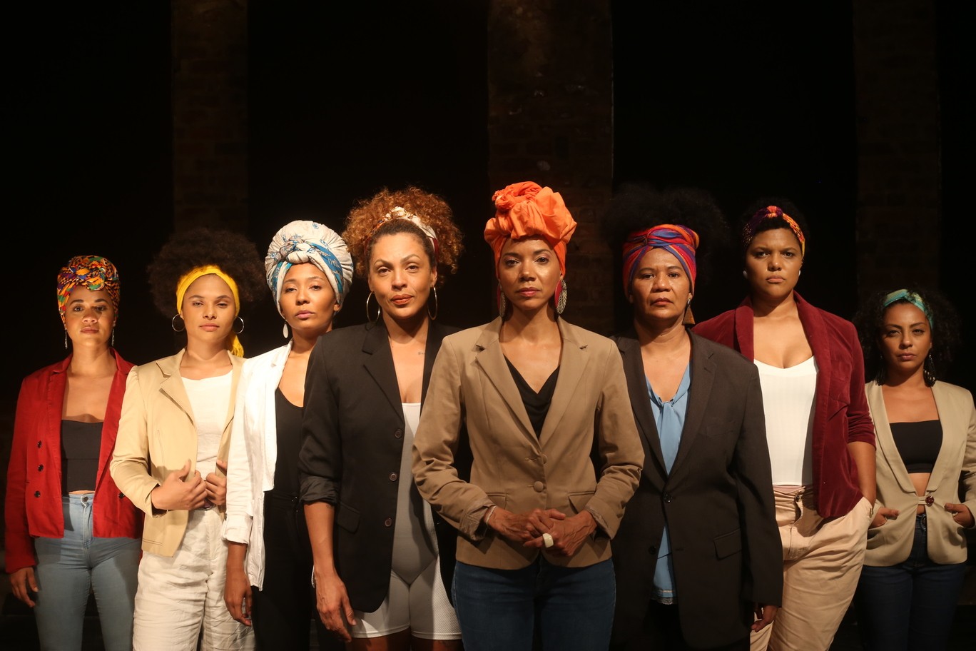 São todas Marielle. Oito atrizes negras se revezam interpretando as personagens do musical — Foto: Divulgação / Natalia Pardomo