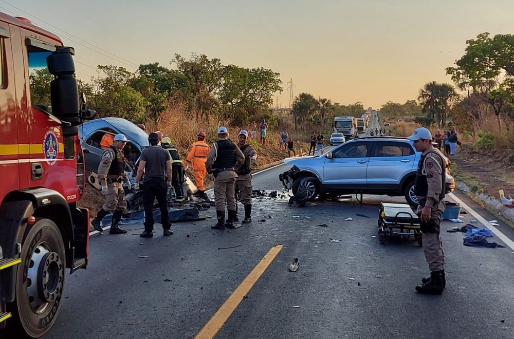 Sobe para três o número de mortos após batida frontal entre carros na MGC-497, em Uberlândia