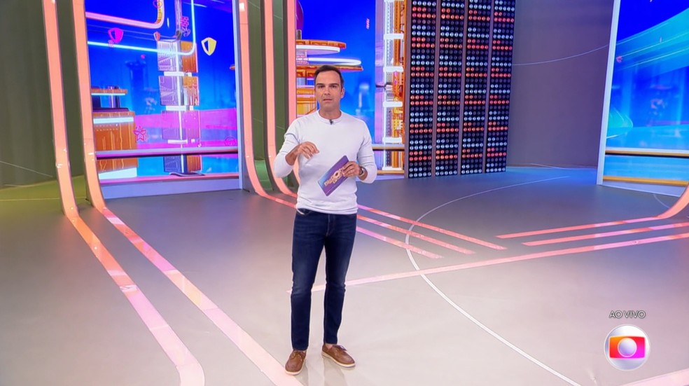 Tadeu Schmidt dá recado sobre diversidade religiosa — Foto: Globo