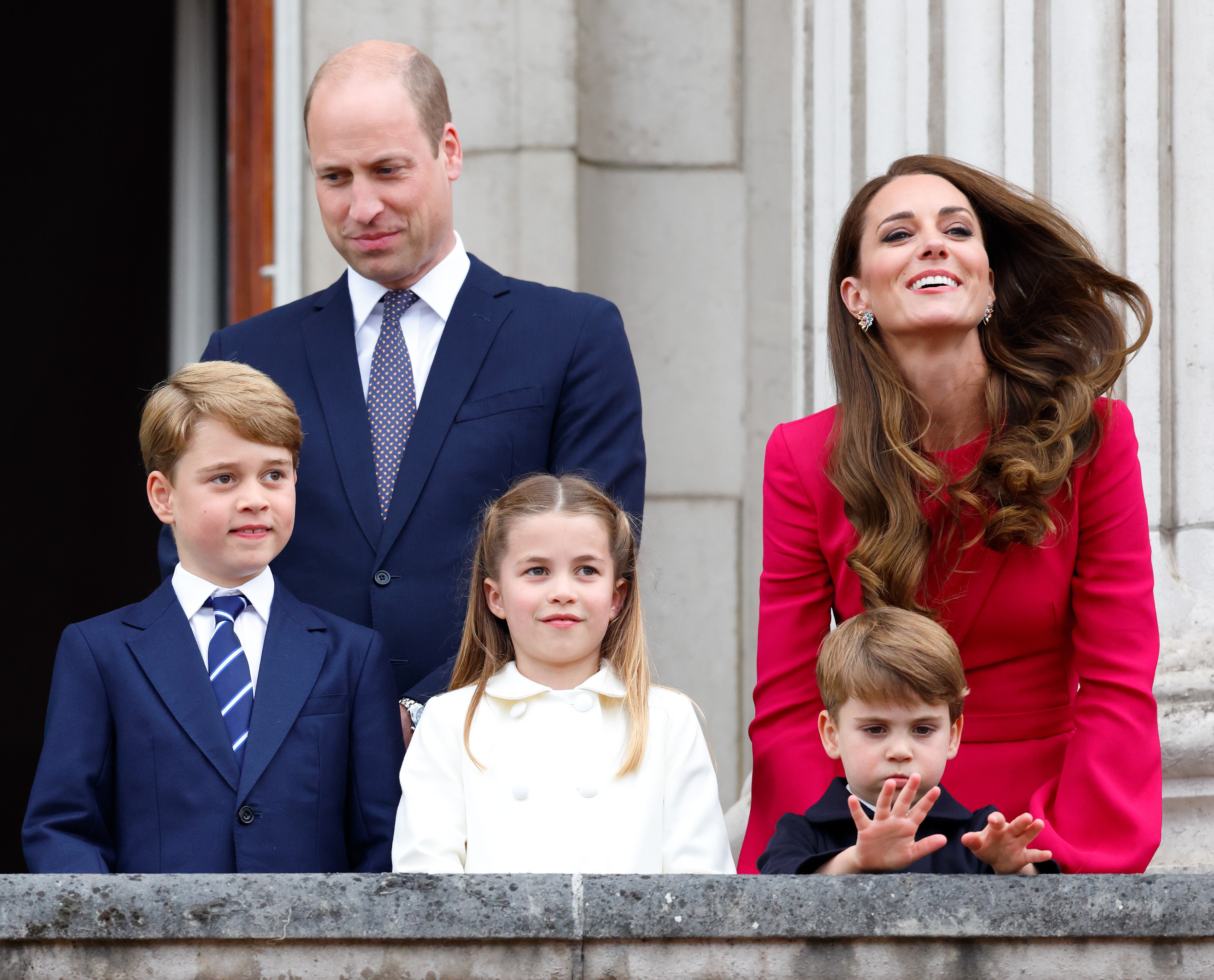 O Príncipe William e a Duquesa Kate Middleton, com os três filhos, durante um dos eventos do Jubileu de Platina da Rainha Elizabeth II (Foto: Getty Images)