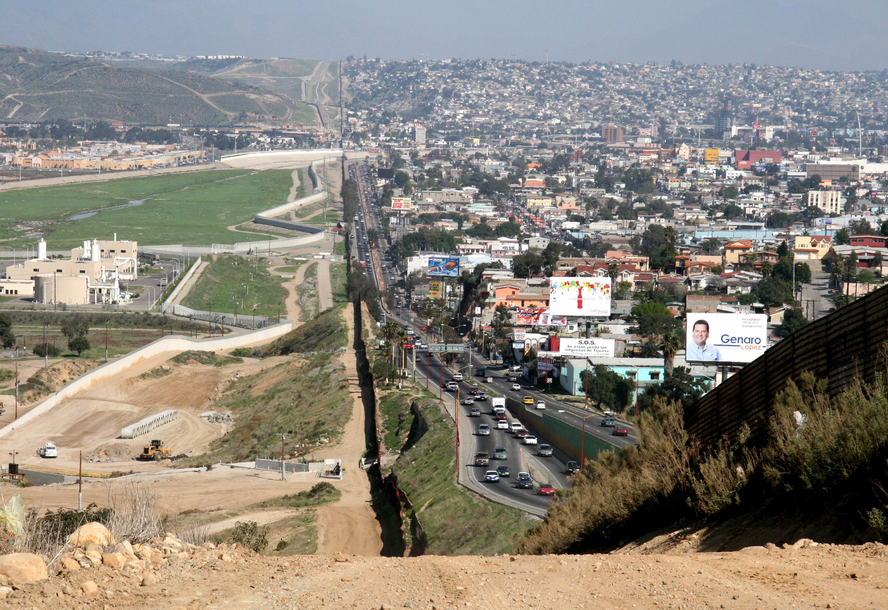 Fronteira entre México e EUA: pesquisa de fake news mostrou que pessoas indicavam a quantidade de mexicanos que viviam nos EUA de acordo com as suas crenças (Foto: Sgt. 1st Class Gordon Hyde/Wikimedia Commons)