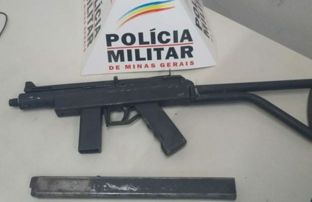 Em Minas Gerais, 276 submetralhadoras foram encontradas (Foto: POLÍCIA MILITAR DE MINAS GERAIS/BBC )