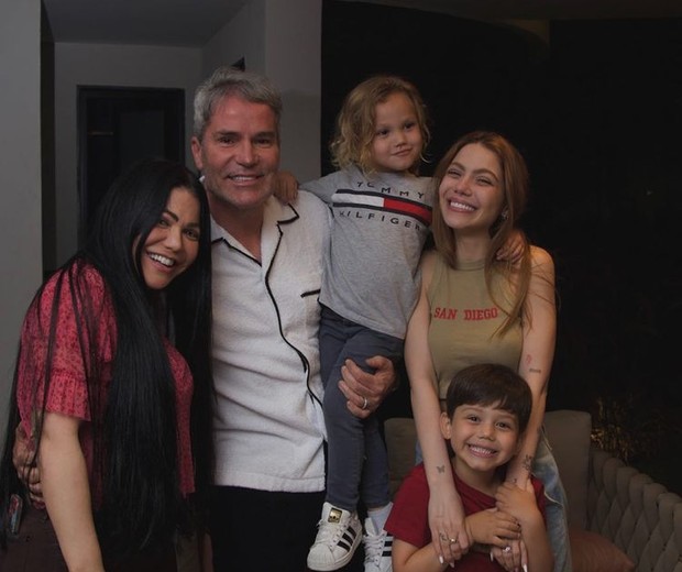 Sarah Poncio com os pais e os filhos (Foto: Reprodução/Instagram)