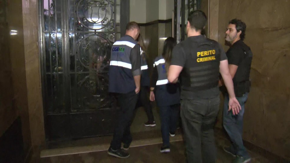 Equipe da Polícia Civil chega à sede da Leão XIII, no Centro, em operação em 2019 — Foto: Reprodução/TV Globo