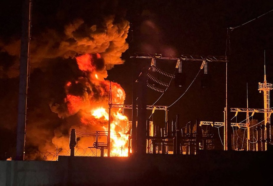 Tanque de armazenamento petrolífero em chamas em Belgorod