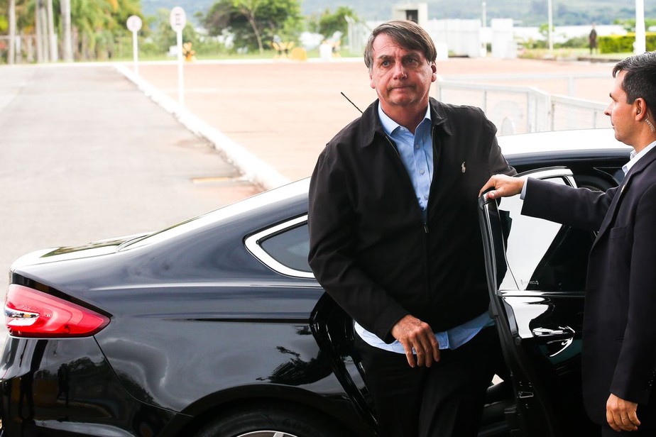 Jair Bolsonaro fala à imprensa ao chegar no Palácio da Alvorada