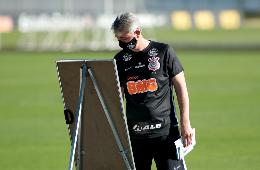 Tiago Nunes, técnico do Corinthians, durante treinamento — Foto: Rodrigo Coca / Ag.Corinthians