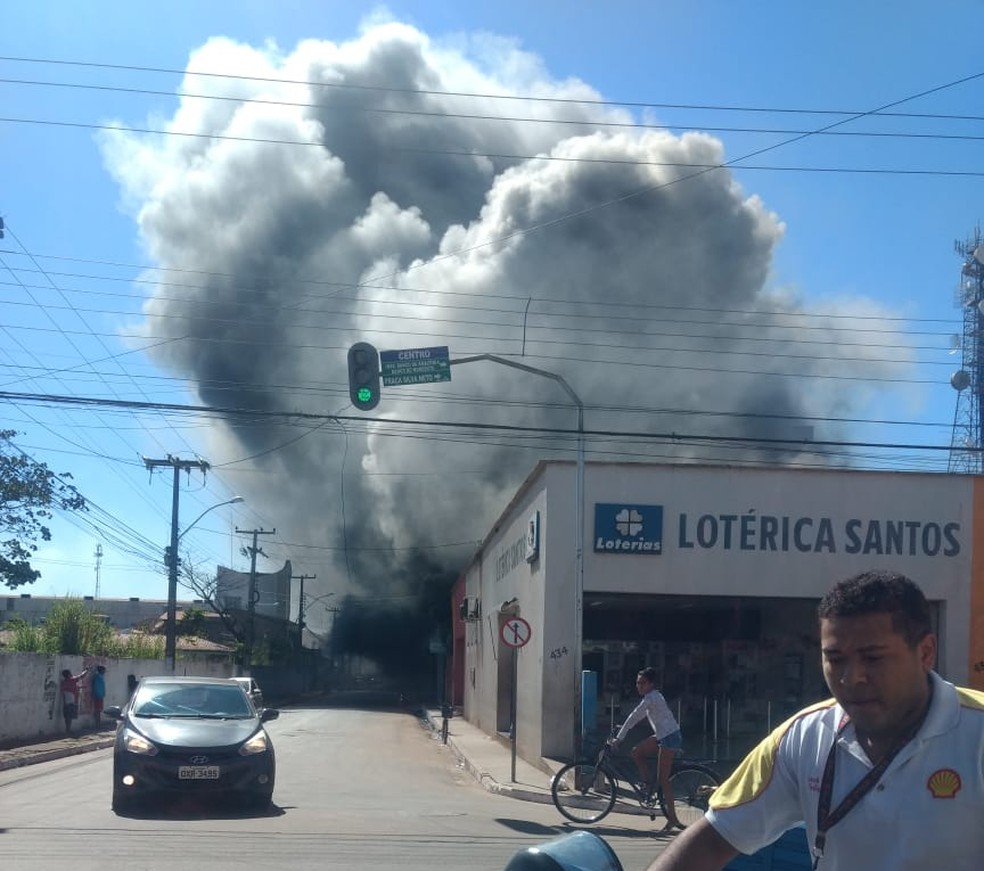 FumaÃ§a resultante do incÃªndio pode ser vista Ã  distÃ¢ncia em Bacabal (MA) â Foto: DivulgaÃ§Ã£o/Redes Sociais