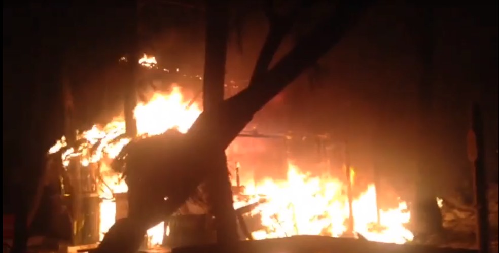 Incêndio atingiu barraca de venda de bebidas e alimentos na praia do Amor, no RN — Foto: Reprodução