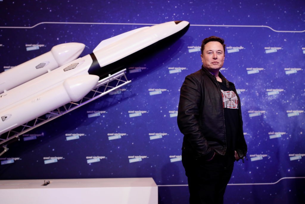 BERLIN, GERMANY DECEMBER 01:  SpaceX owner and Tesla CEO Elon Musk arrives on the red carpet for the Axel Springer Award 2020 on December 01, 2020 in Berlin, Germany.  (Photo by Hannibal Hanschke-Pool/Getty Images) (Foto: Getty Images)