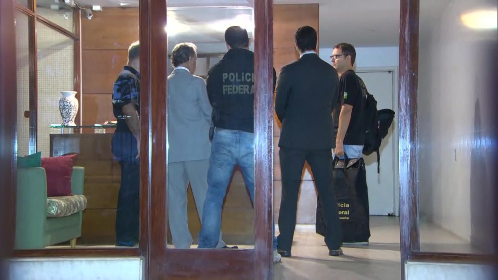 Agentes da PF estão na casa da Daisy Tsezanas, na Zona Sul do Rio (Foto: Reprodução/ TV Globo)