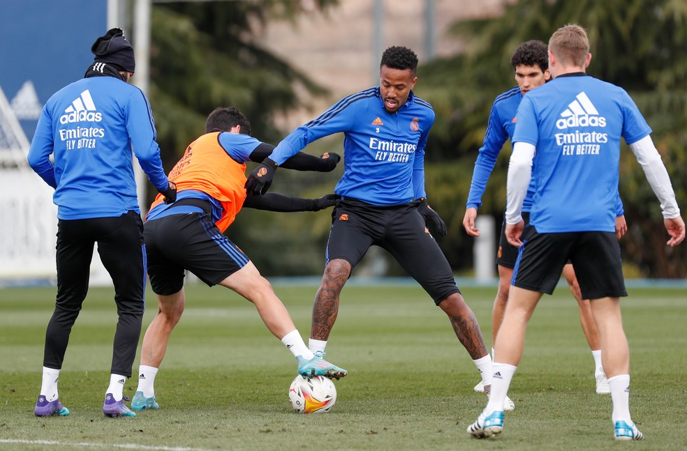 Éder Militão em ação durante treino do Real Madrid — Foto: Getty Images
